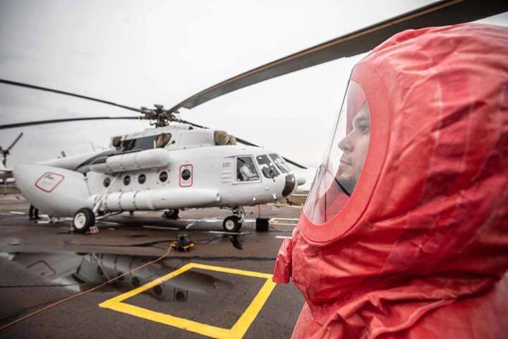 Для эвакуации больных Covid-19 в Черновицкой области выделили вертолет (фото)