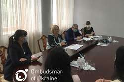 Денісова зустрілася з родинами бранців Кремля