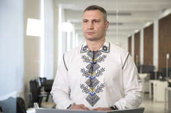 Столичний голова Віталій Кличко провів брифінг у новій вишиванці