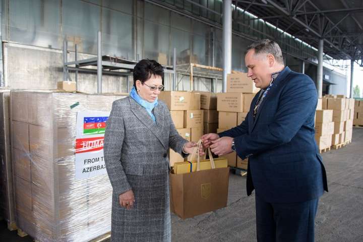 Україна отримала гумантірну допомогу з Азербайджану - Азербайджан надав Україні гуманітарну допомогу для боротьби з Covid-19