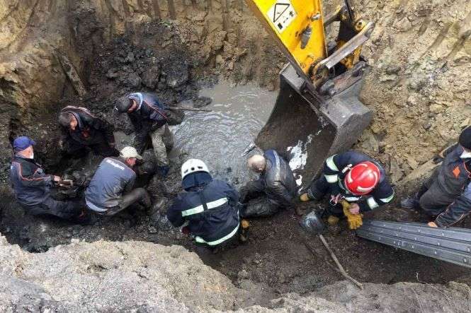 У Хмельницькій області через зсув ґрунту загинула людина - На Хмельниччині внаслідок зсуву каналізаційного колектора одна людина загинула