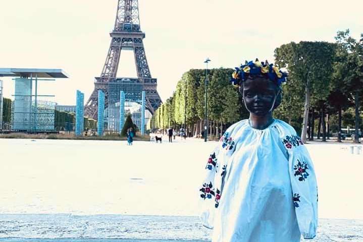 Пам'ятник принцесі Анні у Парижі одягнули у вишиванку: фото