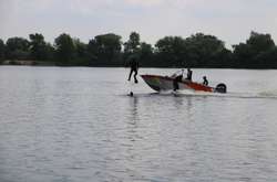 Із Дніпра біля пам'ятника засновникам Києва водолази дістали п’яного чоловіка