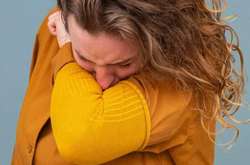 Кашляти і чхайти треба в одноразову серветку, яку потім одразу треба викинути або, якщо її немає — у згин ліктя, нагадують у МОЗ