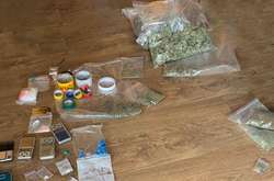 Слідчі вилучили наркотичниі речовини і направили на експертизу