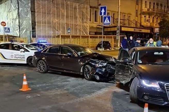 У центрі Києва не поділили дорогу дві Audi (фото, відео)