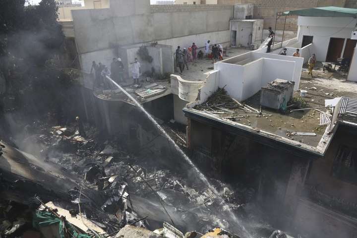 Авіакатастрофа в Пакистані: щонайменше одна людина вижила