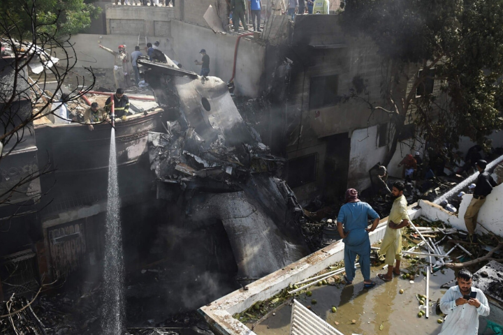 На месте крушения самолета в Пакистане выжило три человека