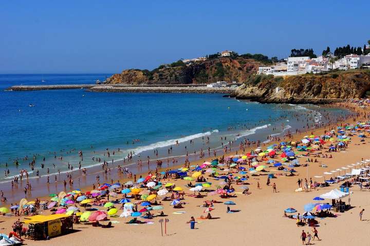 Португалія готова приймати туристів