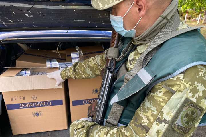 На Донбасі поблизу лінії розмежування правоохоронці виявили контрабанду сигарет на 290 тисяч грн (відео)