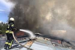 На Київщині загорілася покрівля на меблевій фабриці