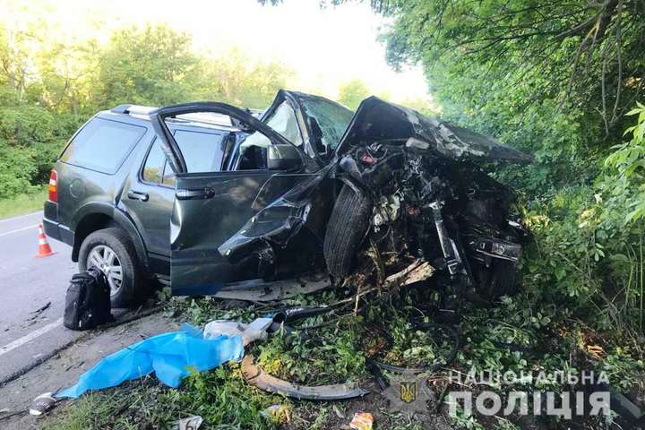 На Вінничині авто влетіло у дерево, постраждали шестеро людей