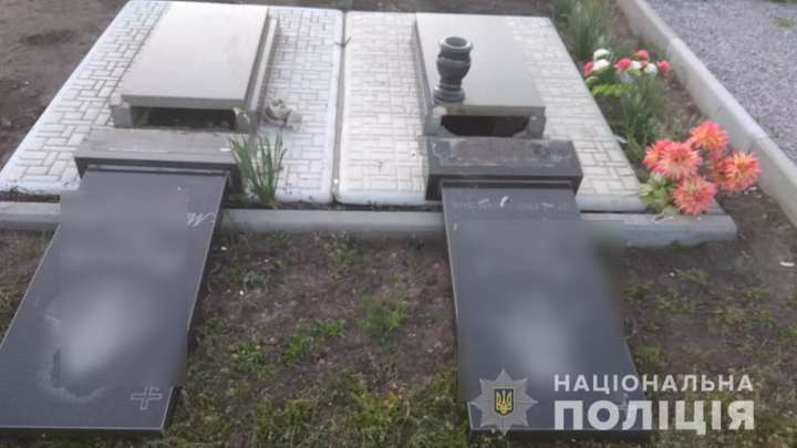 На Харківщині діти задля розваги пошкодили 13 могил