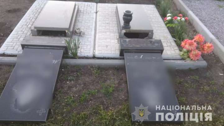 На Харківщині діти задля розваги пошкодили 13 могил - На Харківщині діти задля розваги пошкодили 13 могил