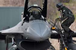 Бельгійський пілот біля винищувача F-16 під час навчань у Литві, січень 2020 року