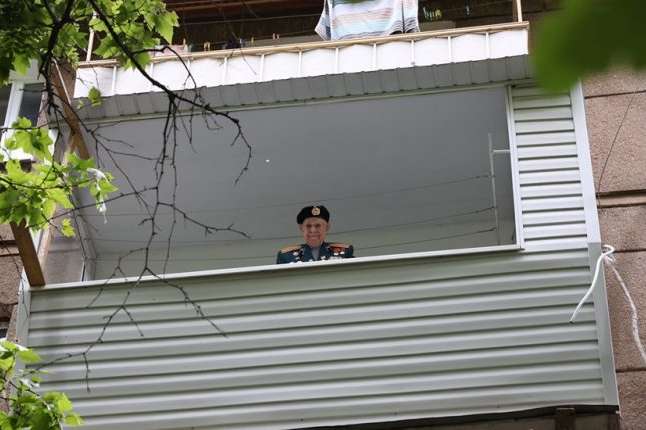 На День морської піхоти в Одесі під вікнами ветерана грав військовий оркестр (фото)