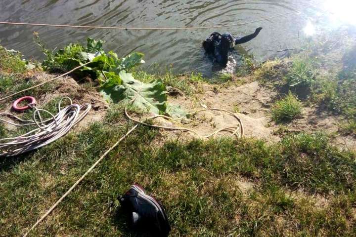 На Одещині двоє рибалок в автомобілі впали у річку