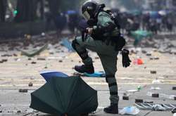 У Гонконгу поліція розігнала мітингувальників сльозогінним газом