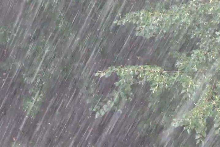 Гроза, град та сильний дощ. На Прикарпатті оголосили штормове попередження