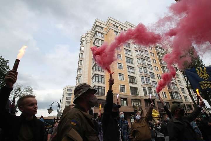 <p>Акція «Стоп реванш» у Києві</p> - Учасники акції «Стоп реванш» прийшли під будинок Зеленського