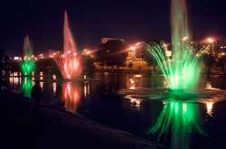  Фонтани працюють синхронно, висота струменя сягає 30 метрів, вони мають вечірнє підсвічування та музичний супровід 