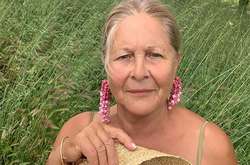 Дизайнер снял в рекламе свою бабушку в пиджаке на голое тело