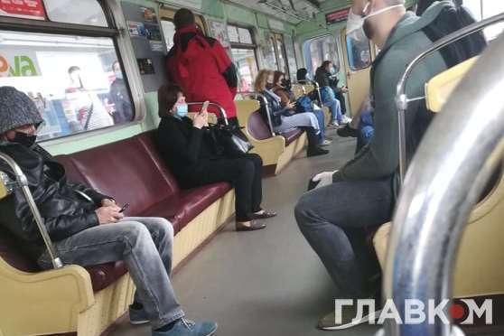 Киевское метро после карантина: в вагонах – практически пусто (фото)