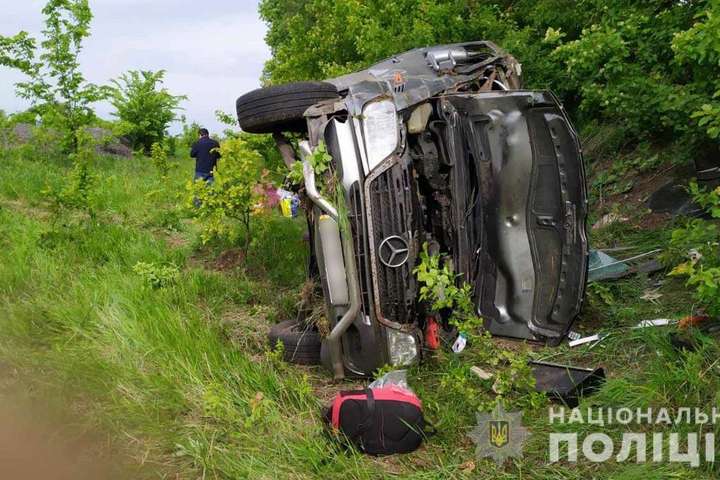 На трасі  «Київ-Харків» перекинувся мікроавтобус, постраждали четверо осіб