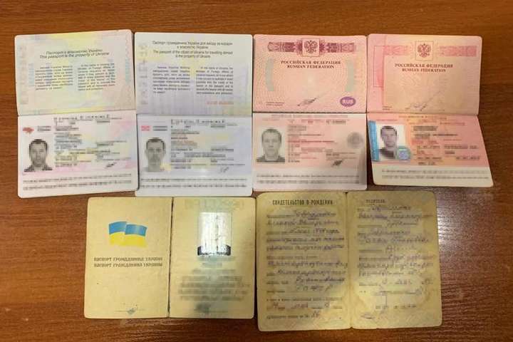 На кордоні з Росією чоловік показав прикордонникам п’ять паспортів, виданих на змінені ім’я та прізвище