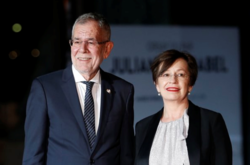 Александер ван дер Беллен разом із дружиною й друзями затримався в одному з ресторанів італійської кухні у центрі Відня після 23:00