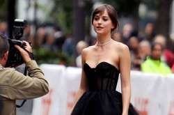 90-летняя бабушка Дакоты Джонсон держит дома 14 тигров и львов (фото)