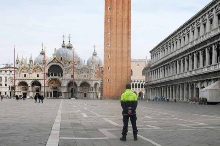 В Італії волонтери нагадуватимуть людям про безпечну дистанцію у громадських місцях