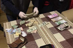 Антикорупційний суд оштрафував адвоката на 25 тис. грн, який передавав хабарі голові суду