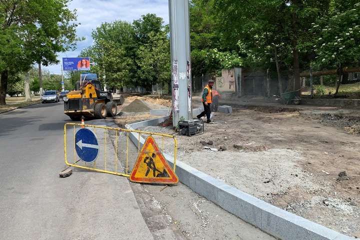 У Приморському районі ремонтують тротуар