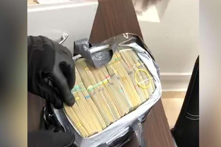 Зброя, «чорнові» записи, $400 тис.: у Києві правоохоронці вилучили злодійський «общак» (фото, відео)