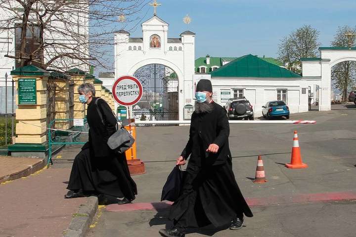 Київська влада зняла карантин у трьох монастирях