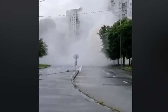 У Києві з-під асфальту забив черговий фонтан (відео)