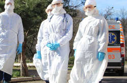  У НСЗУ відзвітували, скільки коштів виплатили медикам за надання допомоги пацієнтам із Covid-19. 