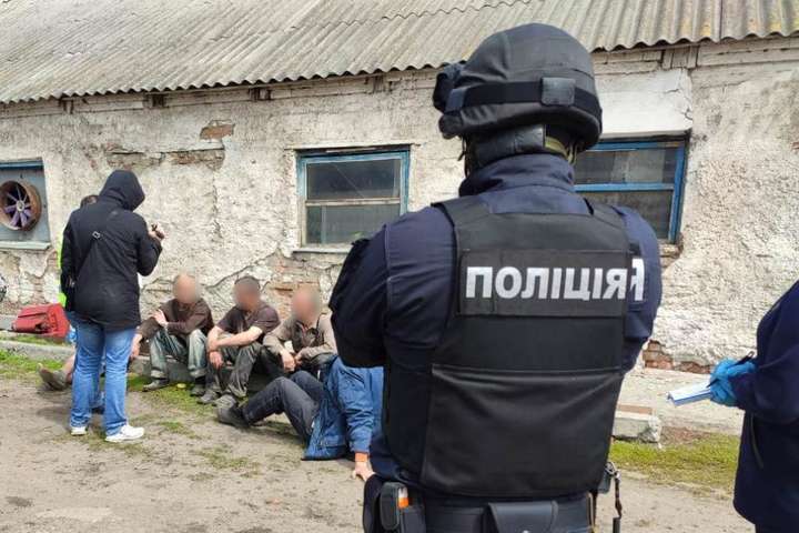 На Харківщині фермери утримували у трудовому рабстві 9 осіб - Торгівля людьми: на Харківщині фермери вербували людей для трудової експлуатації (відео)