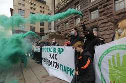 Активісти запалили під київською мерією зелені димові шашки (фото)
