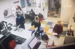 Українка, яка не мала маски, роздяглася та одягла власні труси на голову (відео)