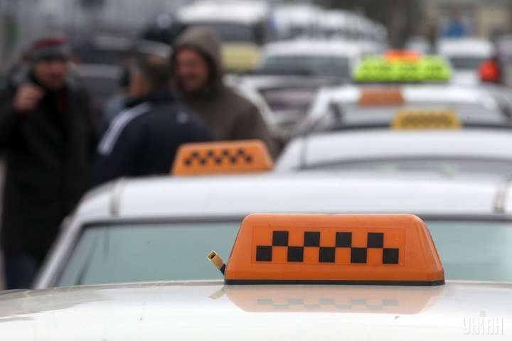 Цены на такси вырастут в случае повышения акциза на сжиженный газ - эксперт