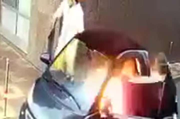 З'явилося відео, як у Києві кілери ледь не згоріли під час підпалу авто
