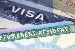 У Міграційної служби США закінчуються гроші - менше людей подаються на візи і «зелені картки»