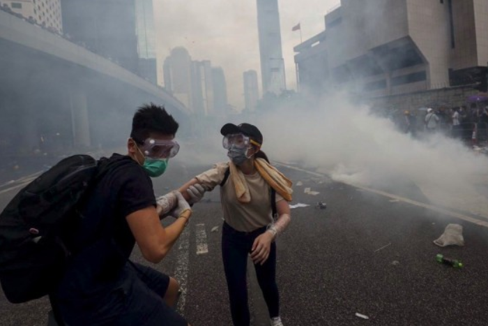 У Гонконзі поліція застосувала проти демонстрантів перцевий газ