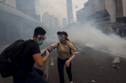 У Гонконзі поліція застосувала проти демонстрантів перцевий газ