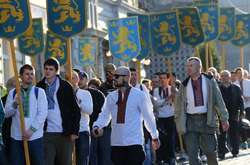 Учасники параду вишиванок у Львові несуть штандарти дивізії СС «Галичина». 28 квітня 2016 р