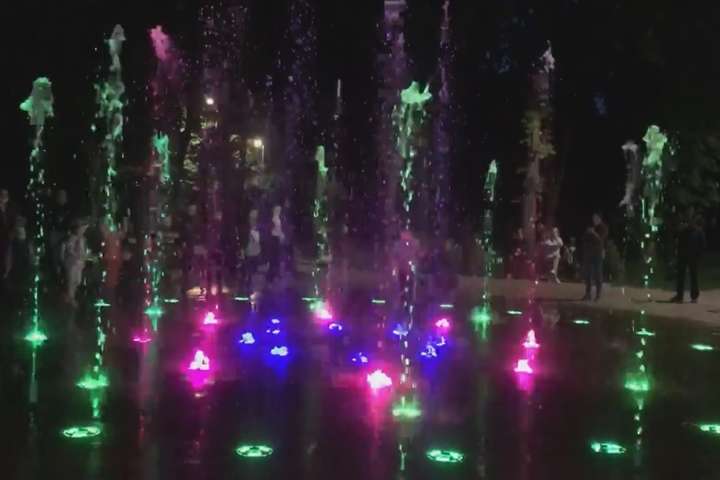У Сирецькому парку з’явився світло-музичний фонтан (відео)
