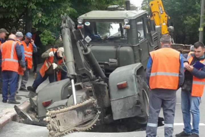 У центрі Києва трактор провалився під асфальт (фото)