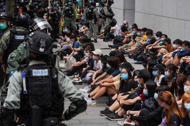 В Гонконге арестованы 300 протестующих